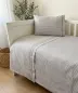 Elegant Çizgili Bambu Nevresim Takımı — Füme, bebek odasında beşikte