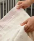 Petal Bambu Battaniye — Pembe, kenar detayı elde