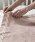 Petite Pamuk Battaniye — Pembe, kenar detayı elde
