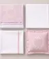 Queen Nakışlı Pamuk Nevresim Takımı — Pembe, set parçaları üstten görünüm